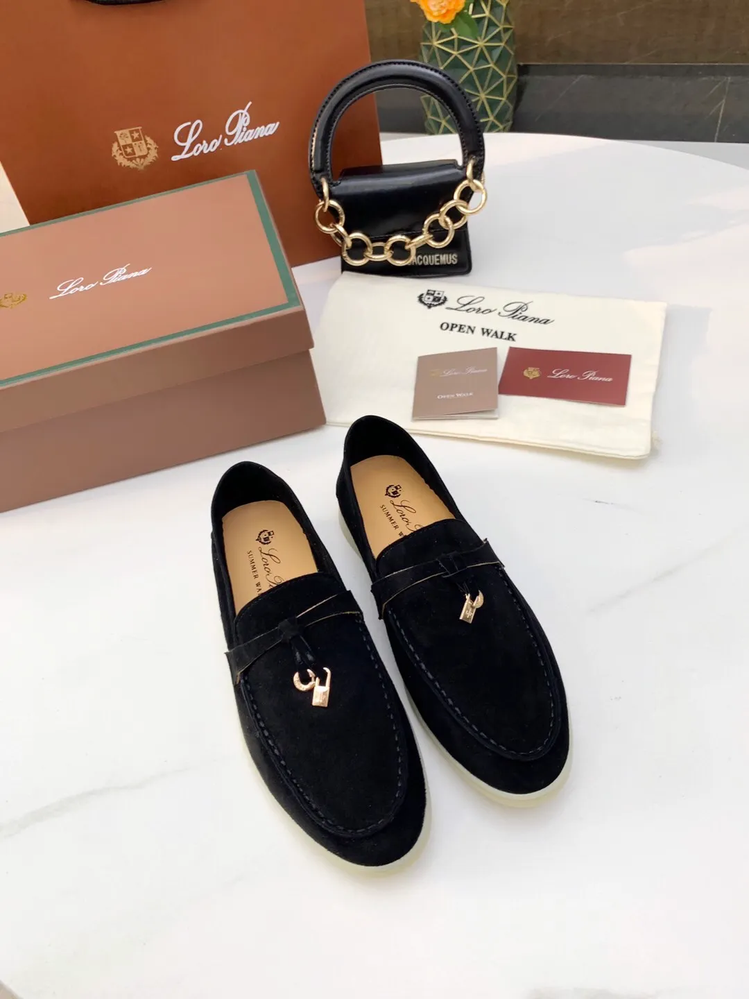 👟👟Ex-factory price 480👟👟 Women's shoe factory Loro 👟👟Ex-factory price iana founded the existing Loro 👟👟Ex-factory price iana company on April 24, 1924. It is now the sixth generation of family business, providing the best quality products to customers who are discerning about taste and quality. Imported original fabrics. Imported Sheep Beijing, made of plain calfskin lining. Hand-sewn thread. Original packaging. Size: Women's 35-42, Men's 38-45, Women's 41/42, Men's 38/45. Customized and non-returnable.